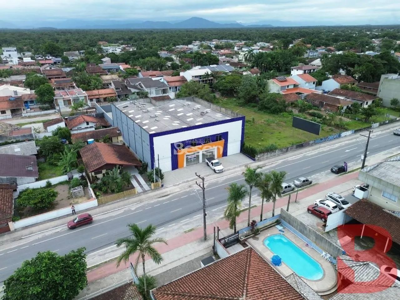PONTO COMERCIAL E RESIDENCIAL NA AVENIDA CELSO RAMOS