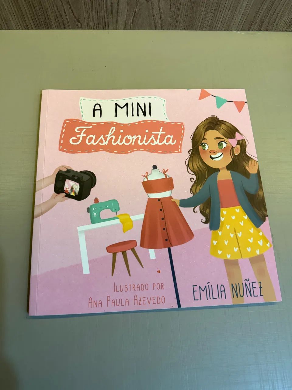A mini Fashionistas - livro de Emília Nun?s