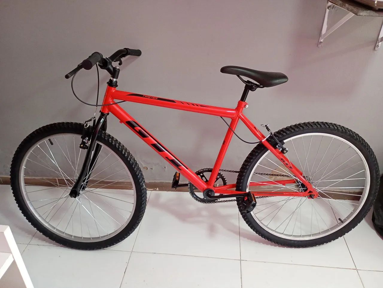 Vende-se está bicicleta aro 26 nova zero nunca foi usada 
