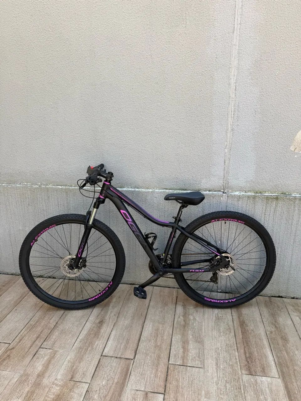 Bicicleta OGGI Float preta e rosa - mountain bike