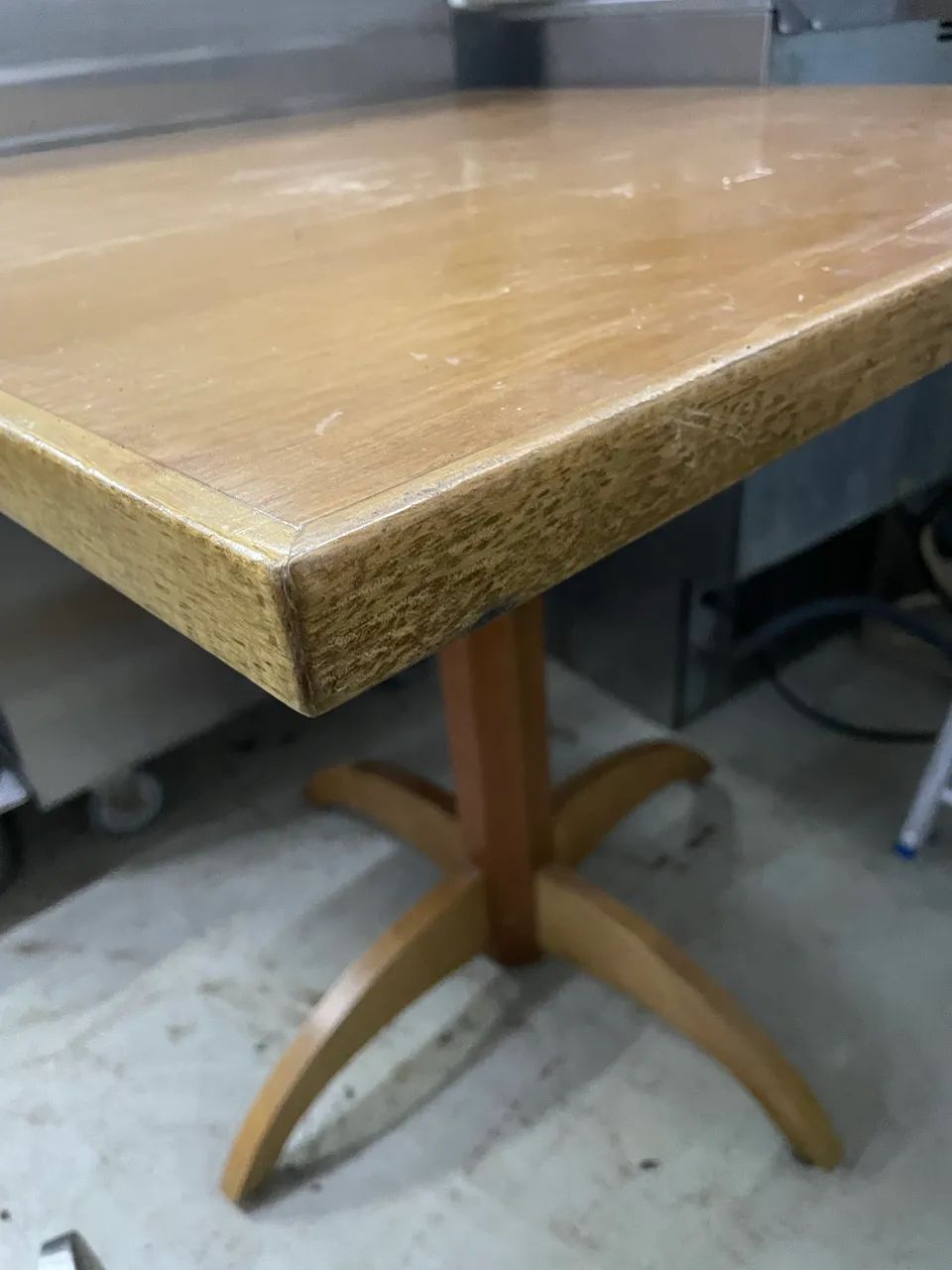 Mesa toda em madeira 80 X 80