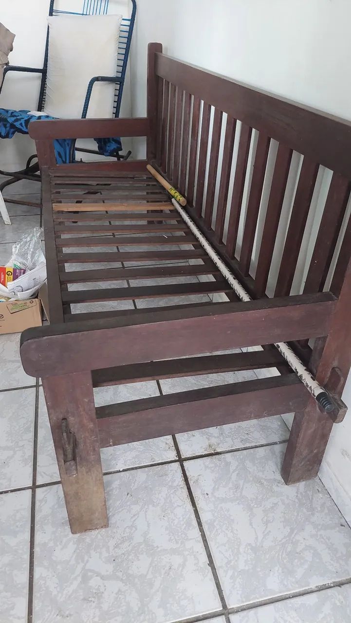 Sofá de madeira 1,80m sem almofadas.  - Foto 2