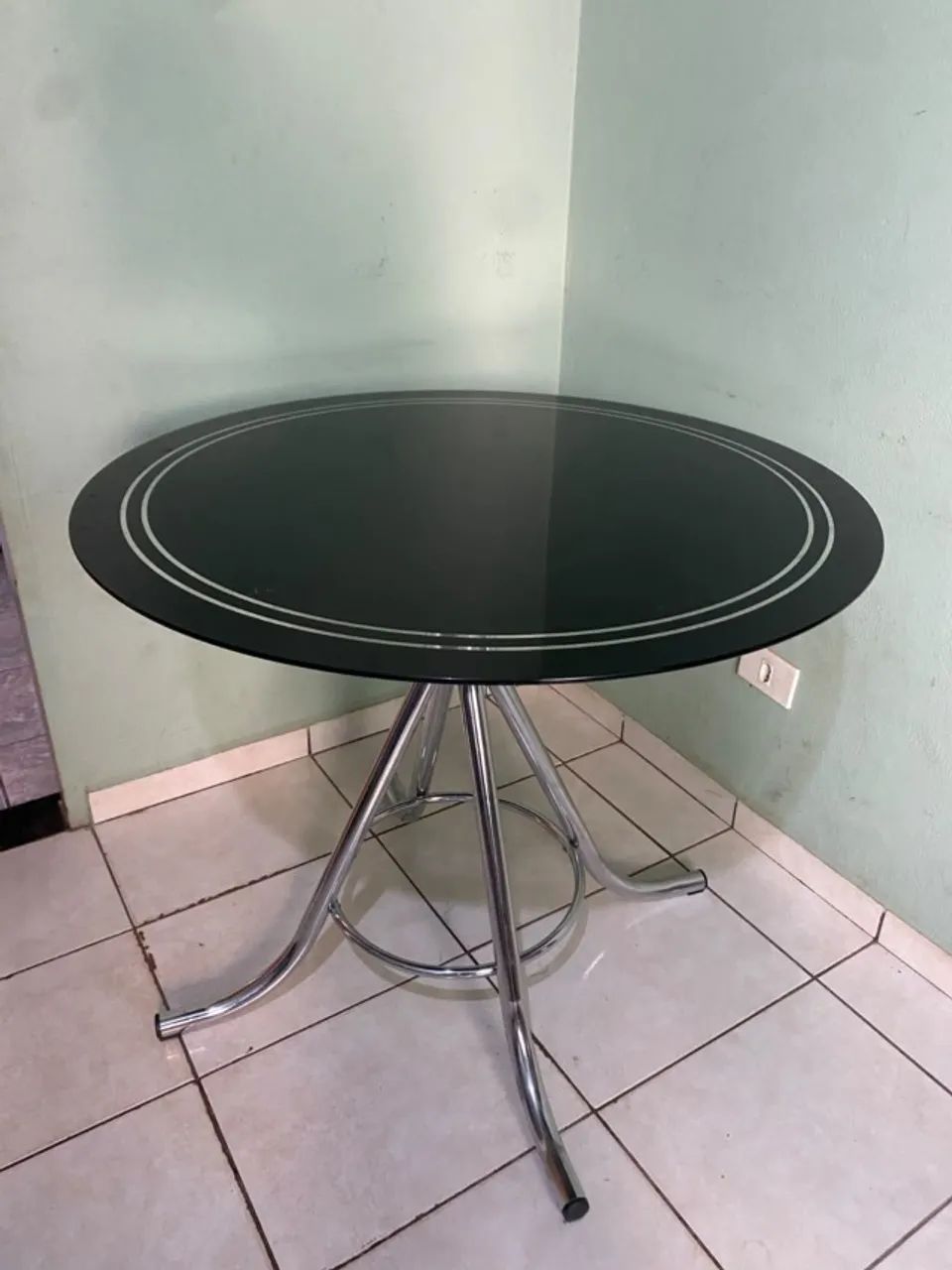 Mesa Redonda de Vidro Preta com Base Cromada (Bom Estado) - Foto 3