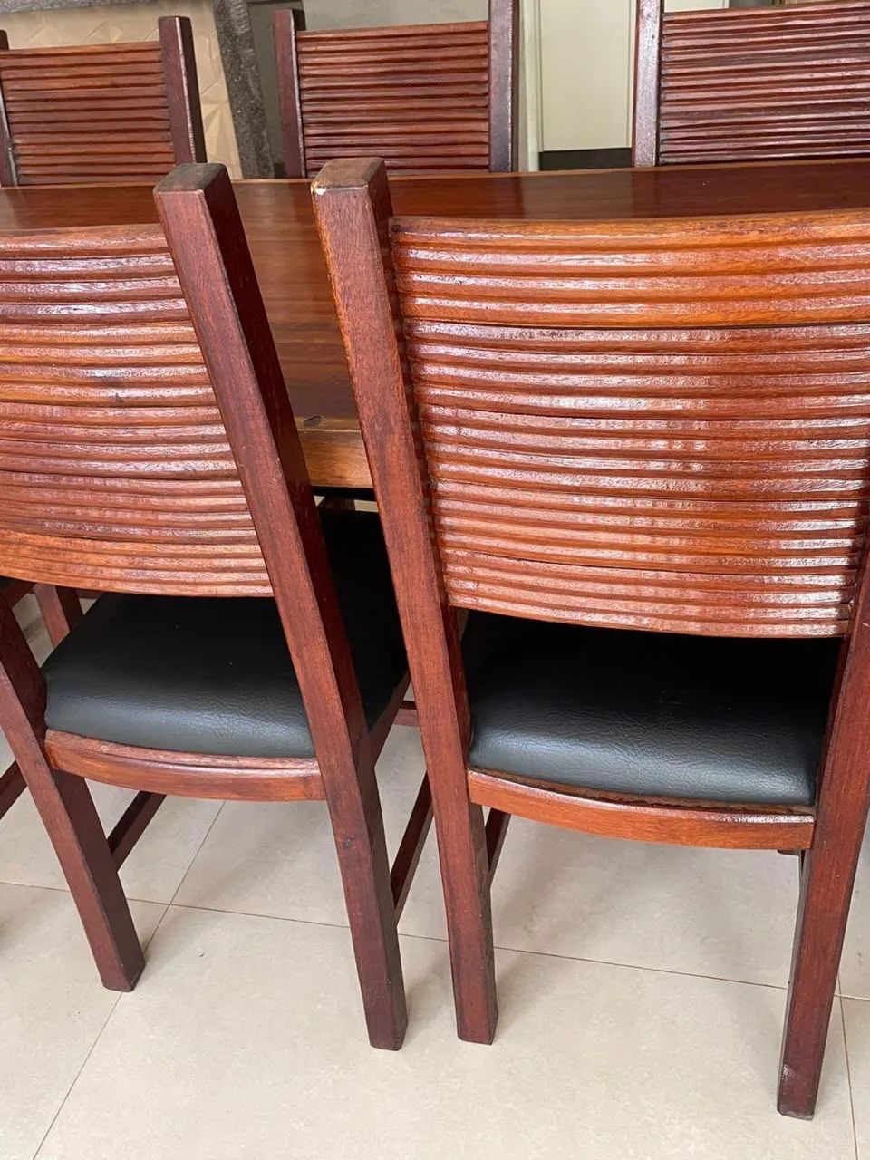 Mesa com cadeiras de madeira  - Foto 4