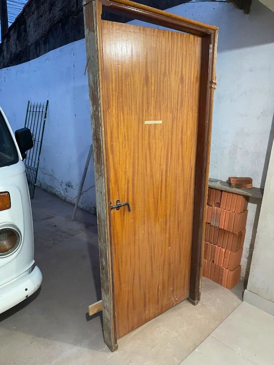 Porta madeira maciça  pra sair logo