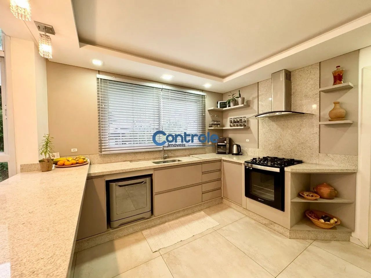 Casa com 3 dormitórios em Coqueiros! - Foto 4