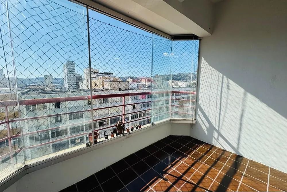 Quarto e sala com garagem no Centro de Juiz de Fora