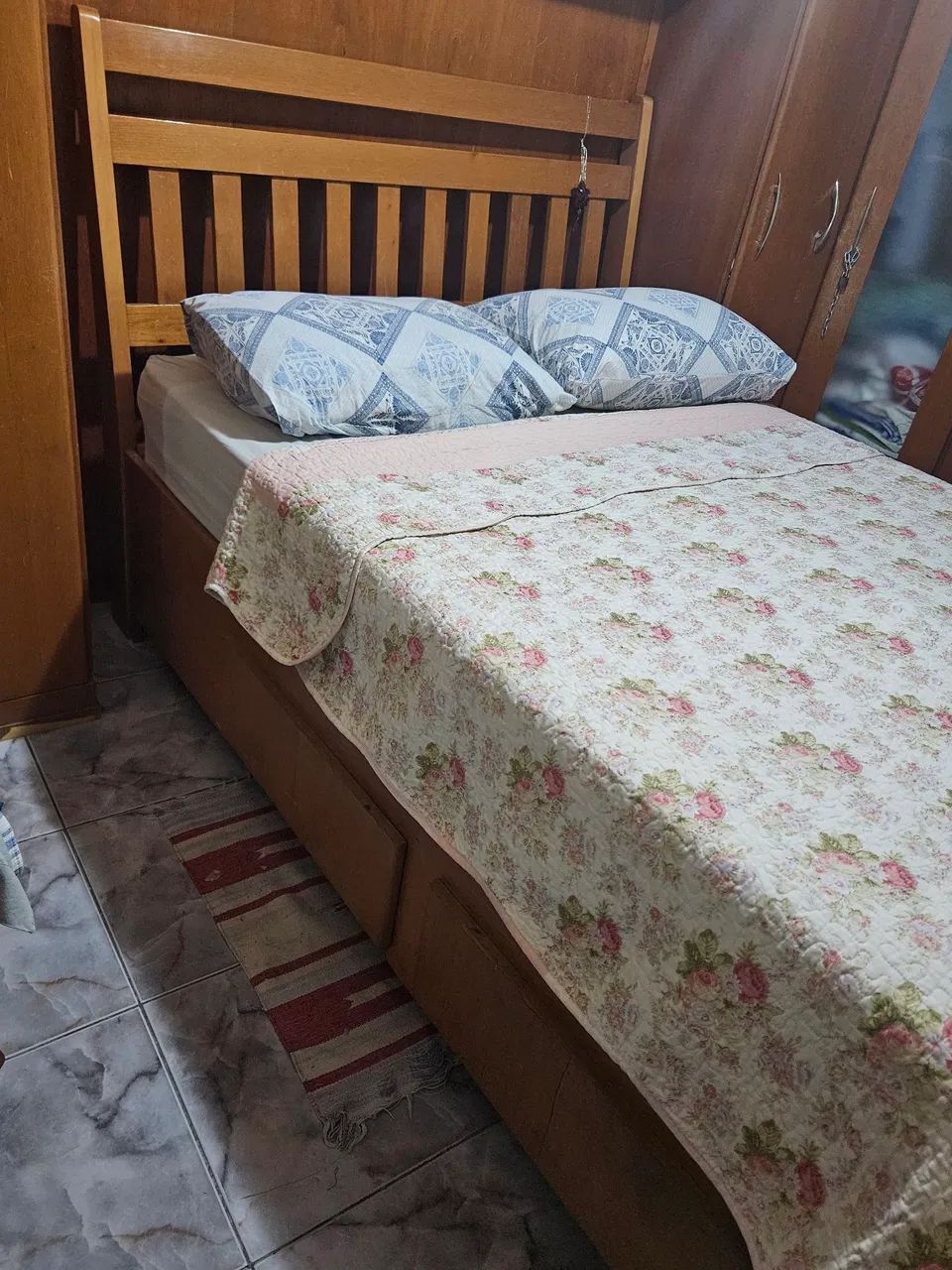 Cama de casal em madeira maciça com gavetões - Foto 4