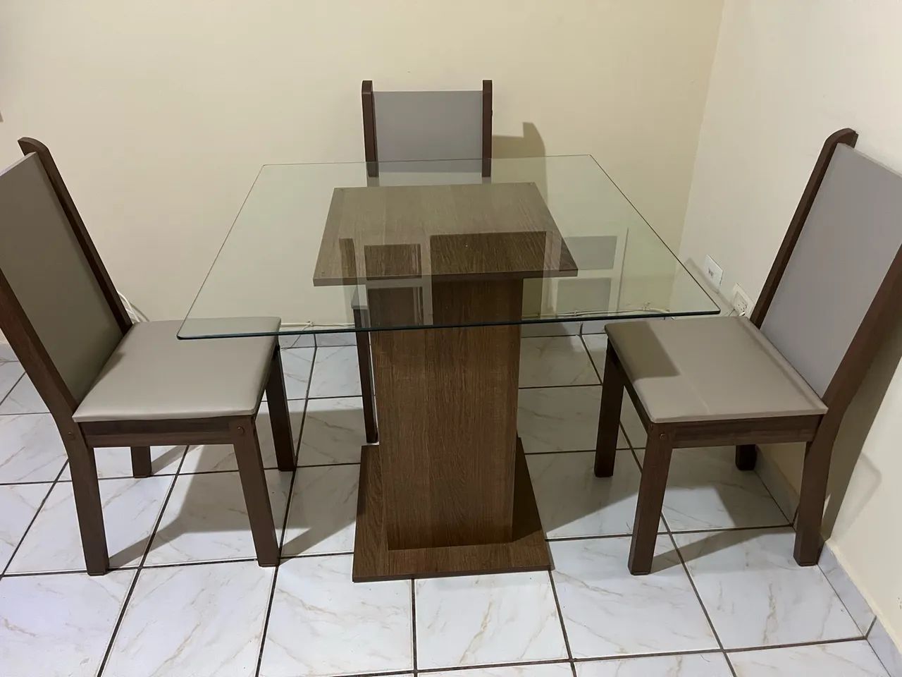 Mesa com 4 cadeiras 