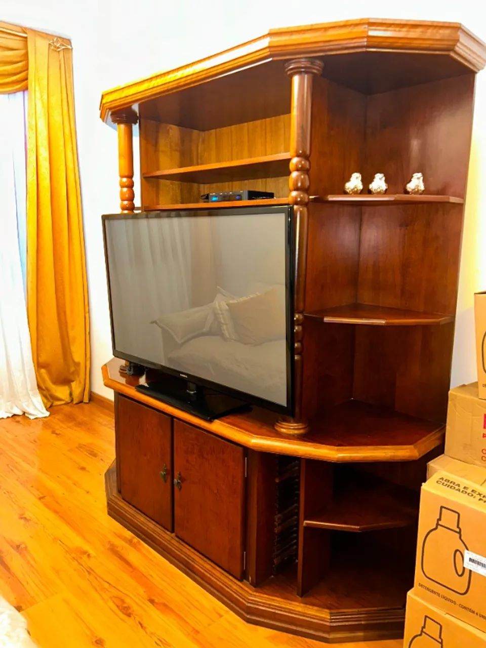 Estante de madeira maciça torneada para sala