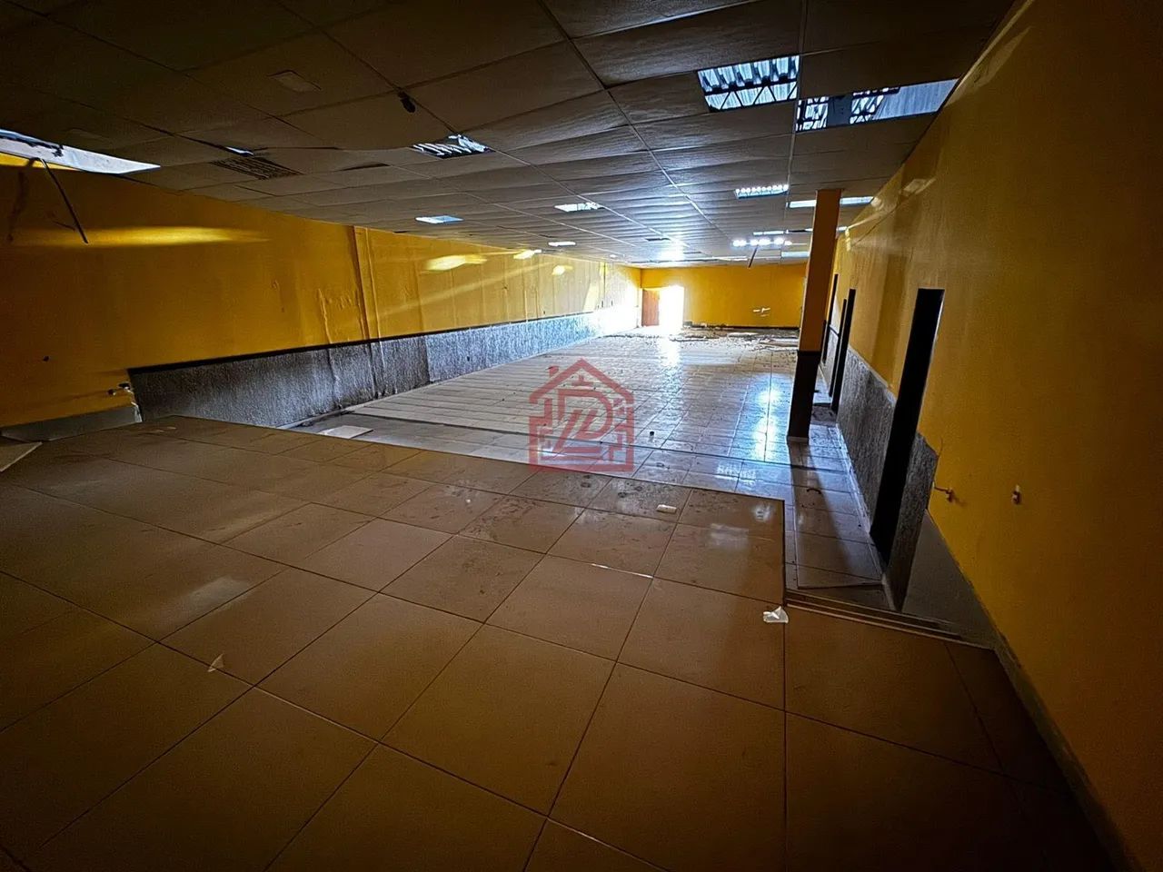 Loja/Salão para Alugar no Centro de Macaé, 900m², 4 Banheiros