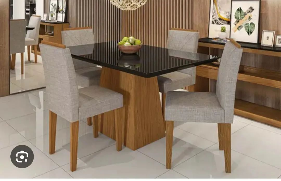 Mesa com 4 cadeiras com tampo de vidro preto