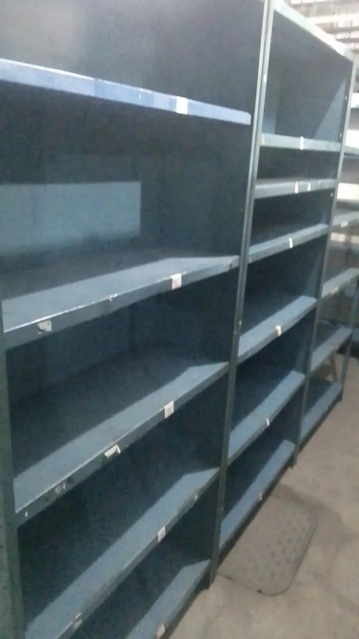 Estantes de aço