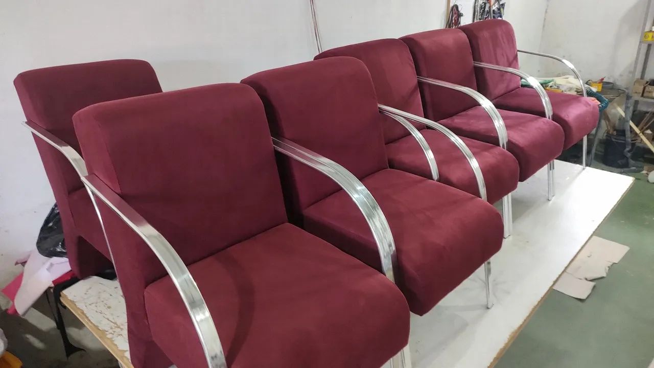 Poltrona decorativa braços de alumínio polido 