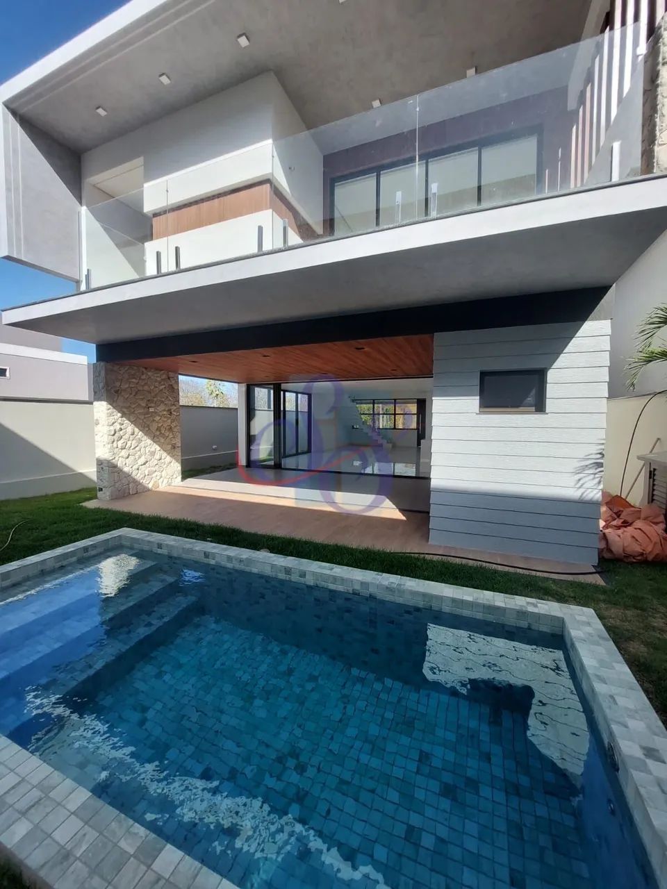 Belíssima casa na Cidade Alpha com 4 suítes - Foto 2