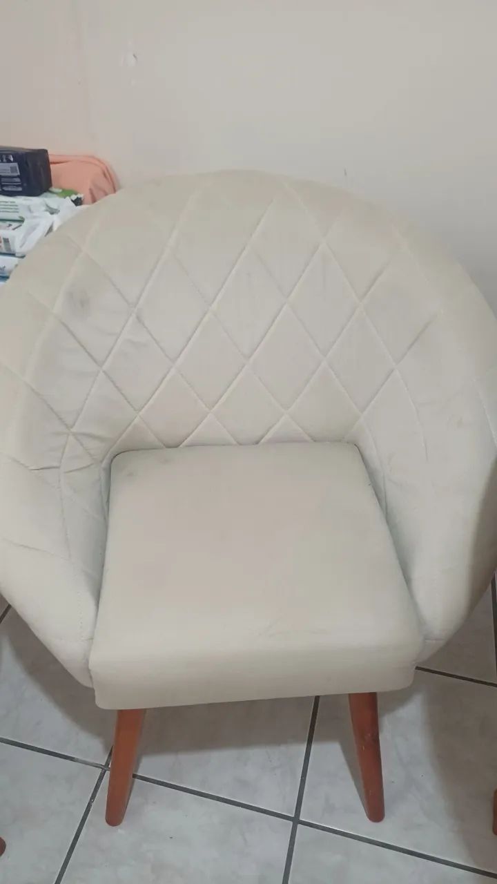 Vendo 2 lindas cadeiras bege acolchoadas e confortáveis.  - Foto 2