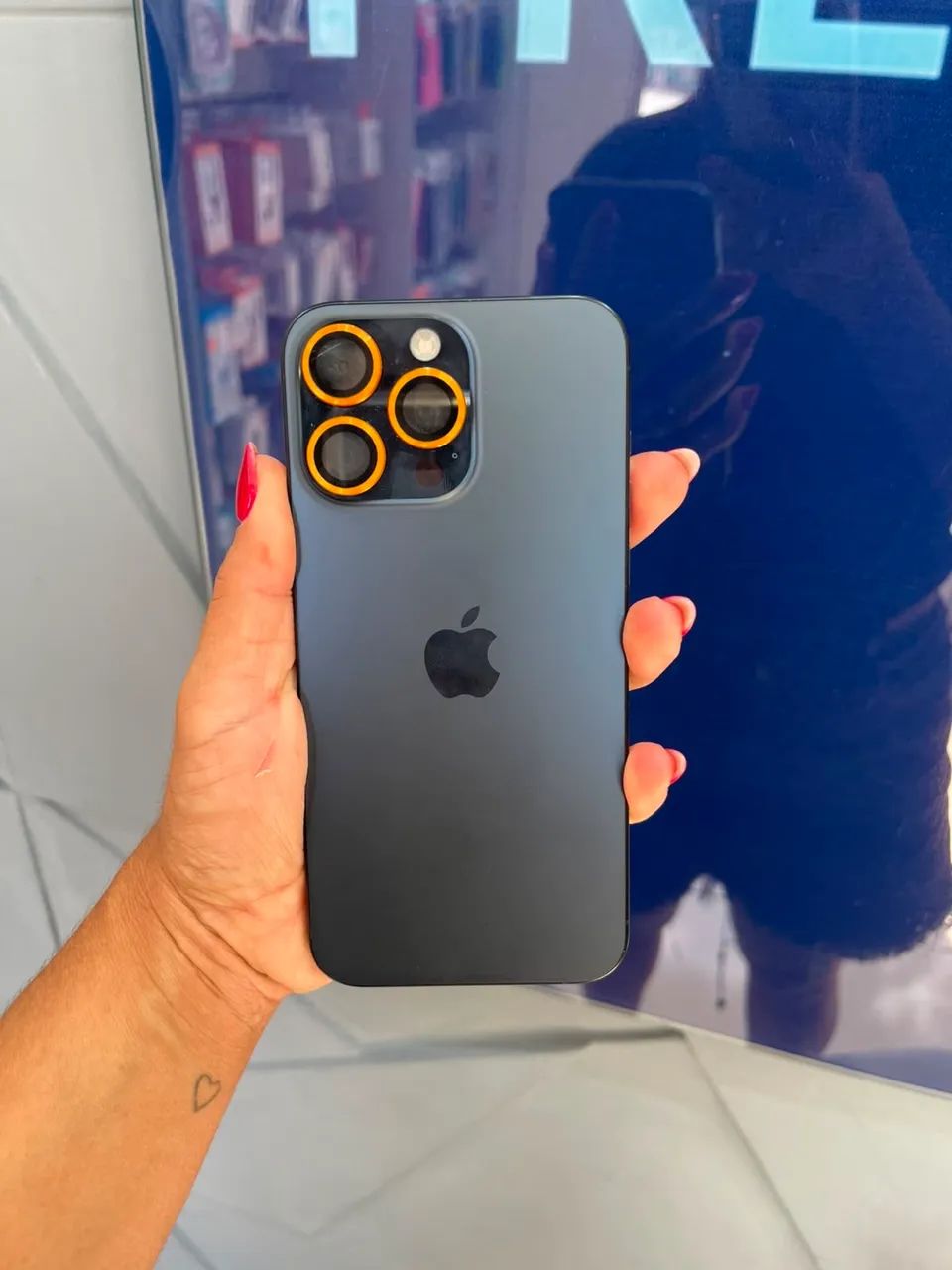 iPhone 15 pro Max sem marca de uso muito novo 