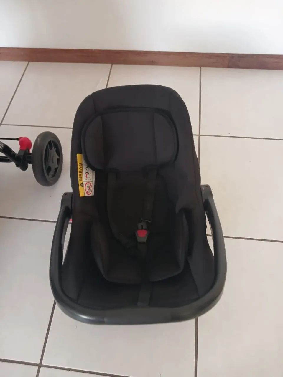 Carrinho de bebê mais o bebê conforto  - Foto 2