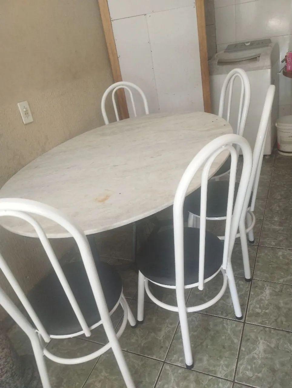 Mesa de mármore com 5 cadeiras - Foto 3