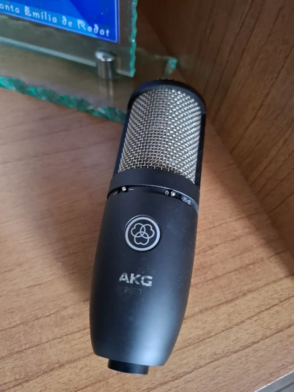 Anuncio de uma interface de audio  beringer e um microfone  akg - Foto 3