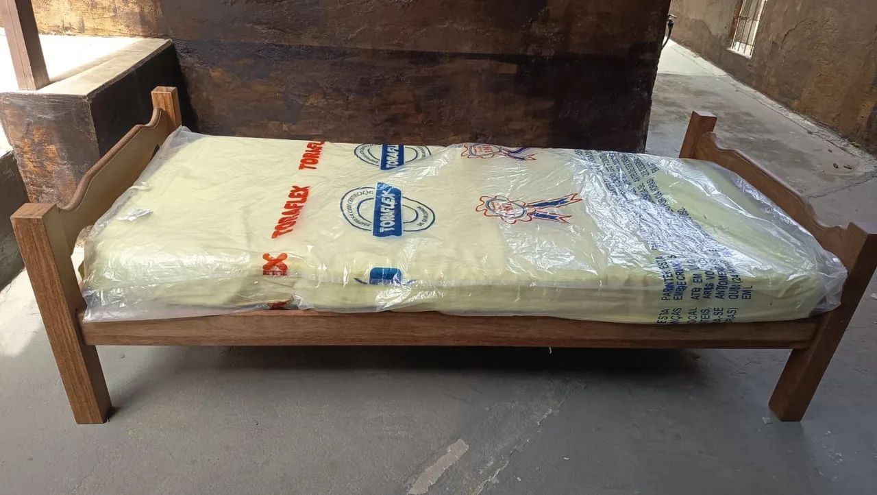 Vendo cama de solteiro com colchão. - Foto 3