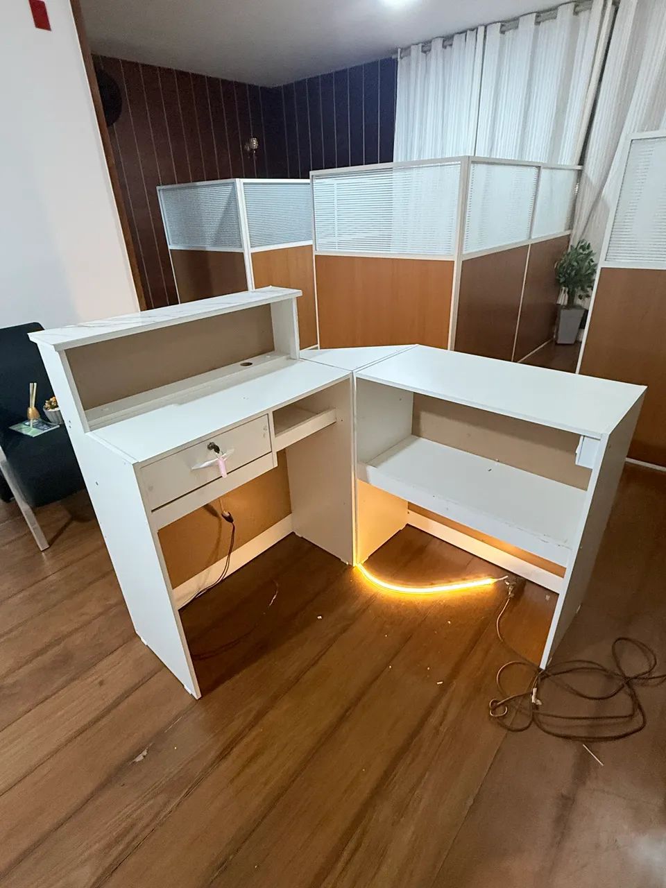 Balcão de Recepção em L com LED e Nichos - Planejado - Semi Novo  - Foto 5