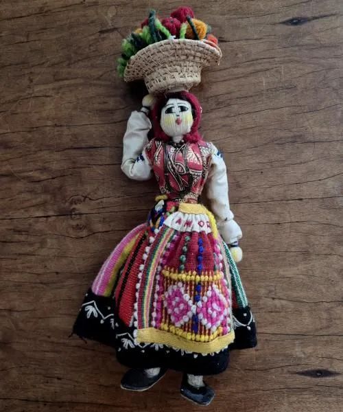 Antiga boneca artesanal com trajes camponeses - feita em lã, fio e tecido, com bordados - Foto 2
