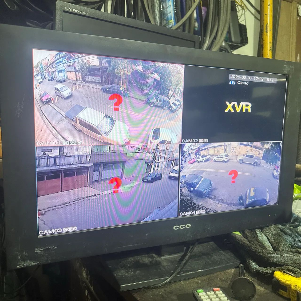 Tv cce LN244 led usada com base e controle paralelo com marcas de uso 