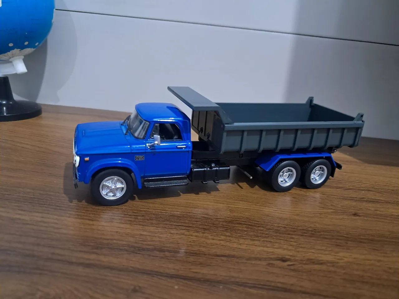 miniatura em escala 1:43 do caminhão Dodge D950 basculante (caçamba) - Foto 2