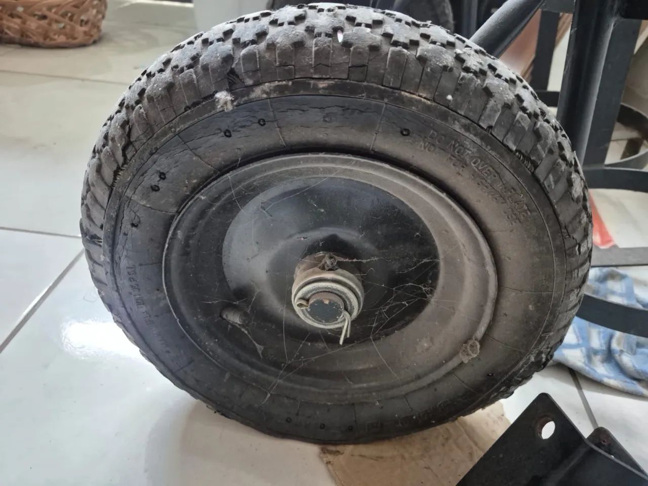 Carrinho para carregar 4 até galões de água 20 litros - Foto 4
