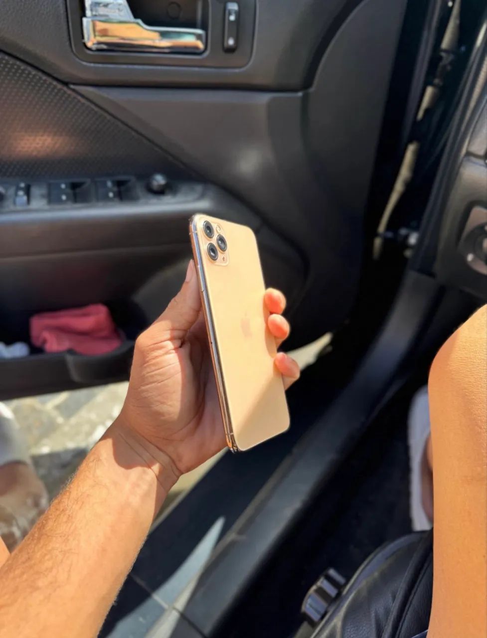 Vendo ou troco IPhone 11 Pro Max - Foto 4