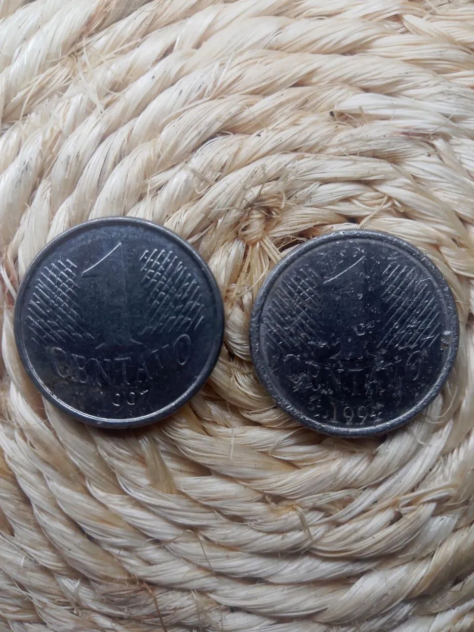 Moedas de 1centavo de 1997 e 1994 com marcas de uso
