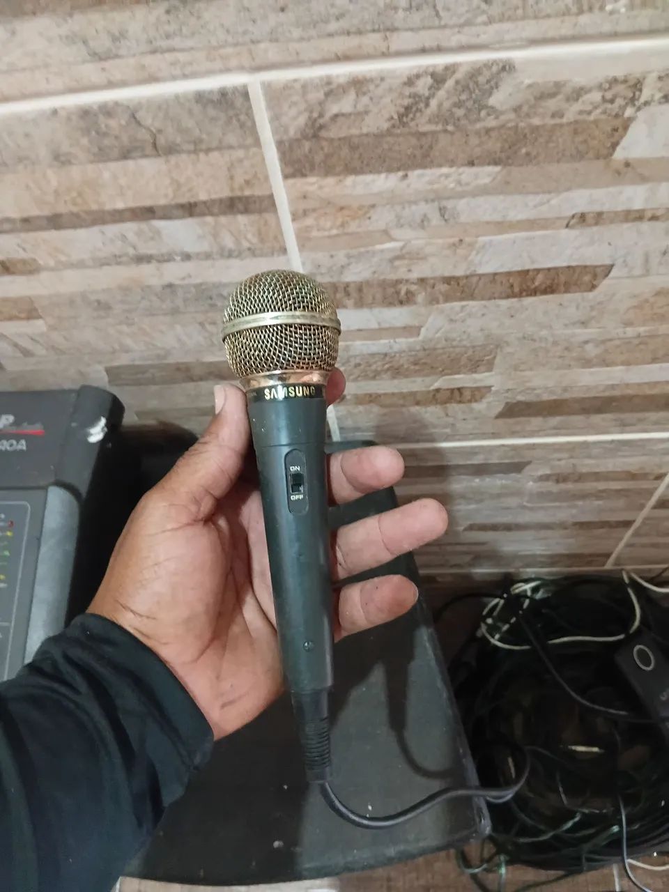 Vendo esse conjunto de som 2 caixa de som mesa é 1 microfone.