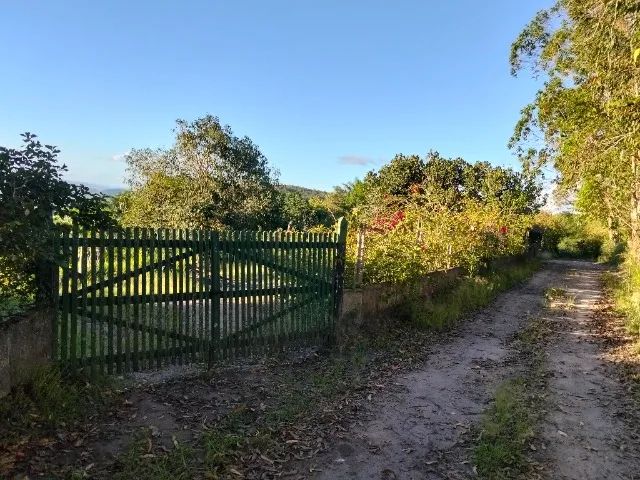 Sítio com 2.5 hectares pronto para morar.