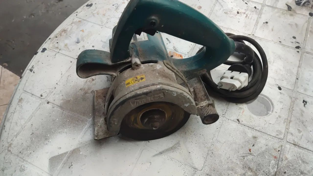 Máquina Makita para cortar pisos 