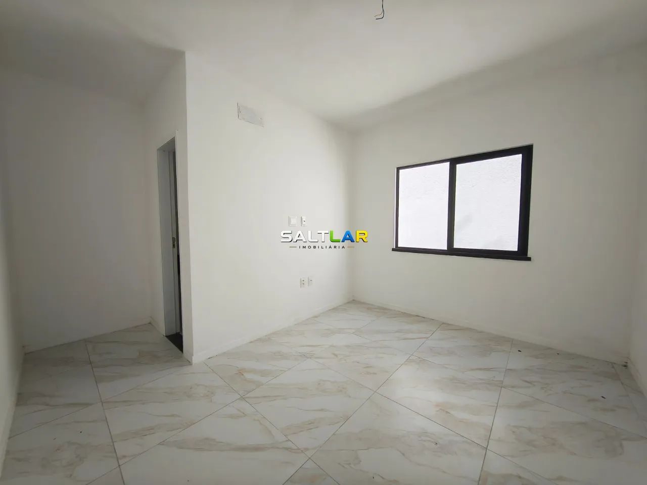 Casa plana com arquitetura moderna e pé direito elevado - Lagoa Redonda - Foto 5