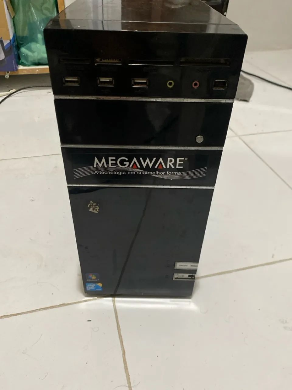 Vendo um gabinete com fonte e gravadora 