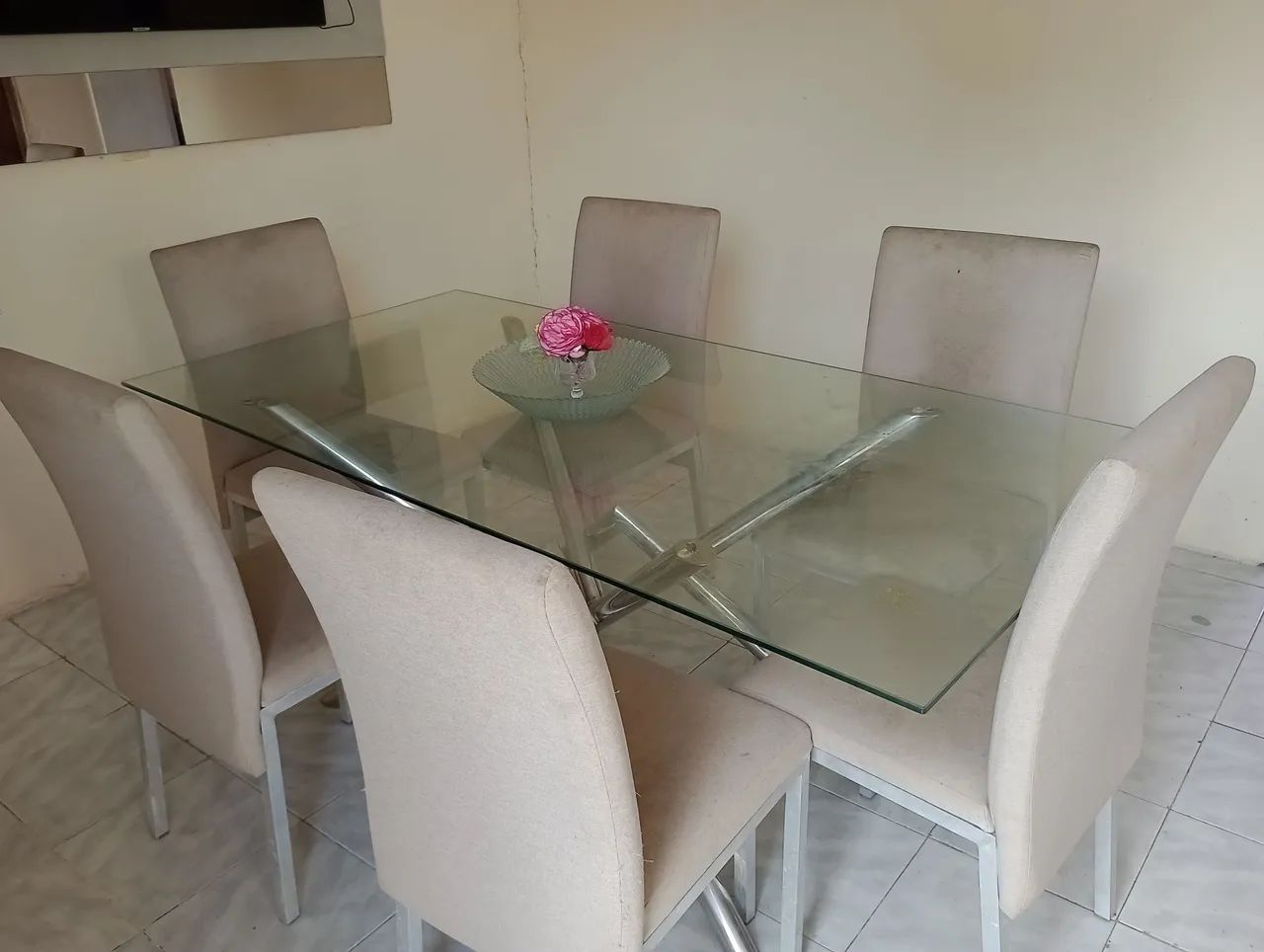Mesa de vidro com seis poltronas muito top 