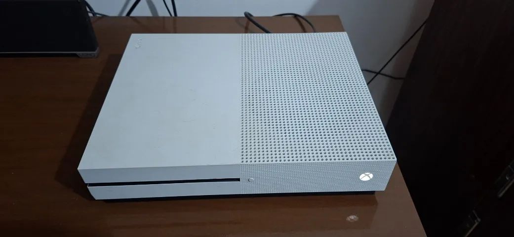 Xbox One Fat com 6 jogos e 2 controles