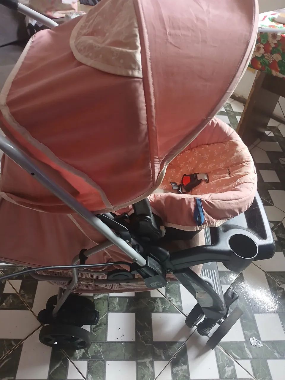 Vende carrinho de bebê menina com bebê conforto  - Foto 2