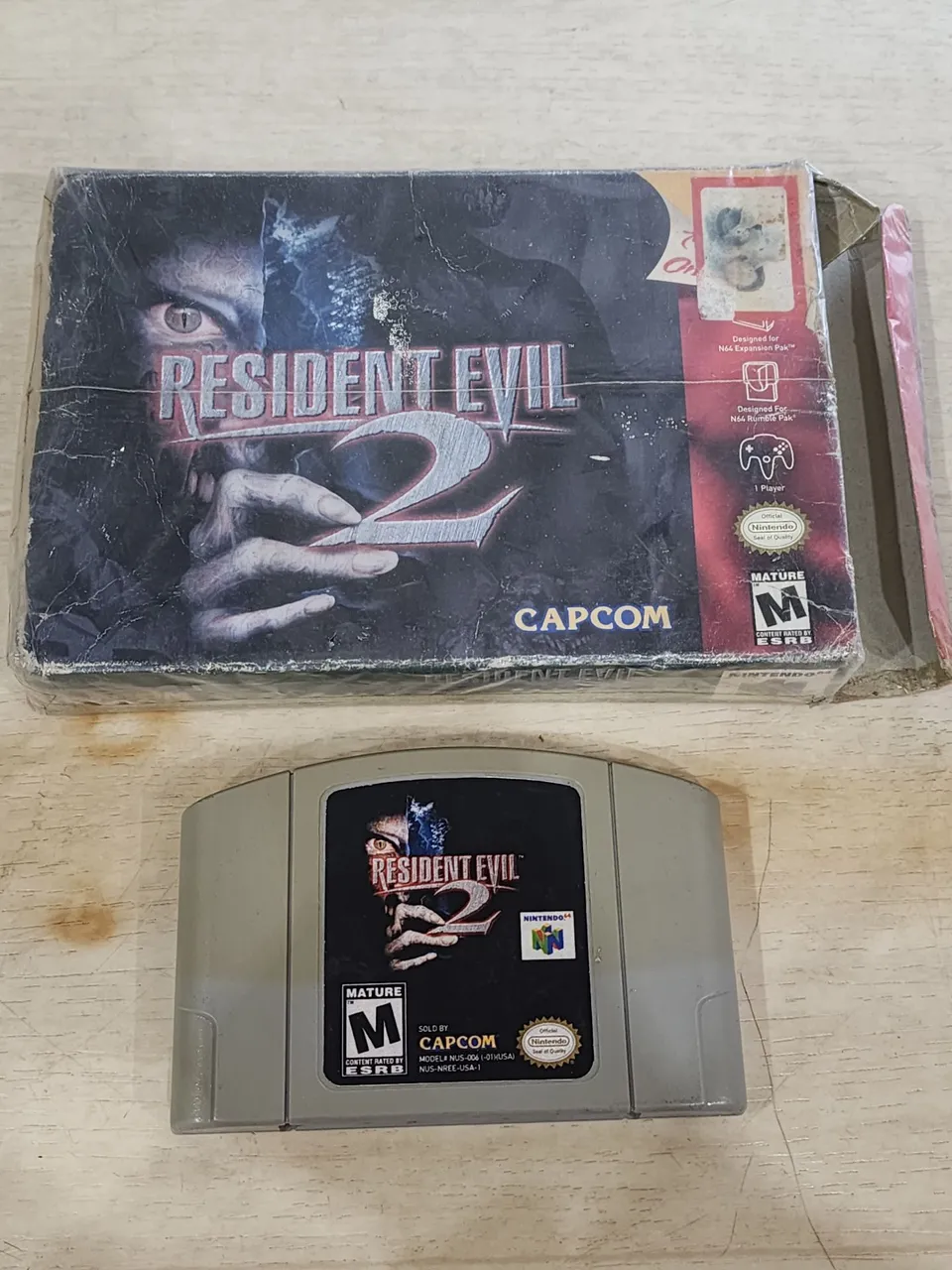 Cartucho com caixa e berço de Resident Evil 2 de Nintendo 64