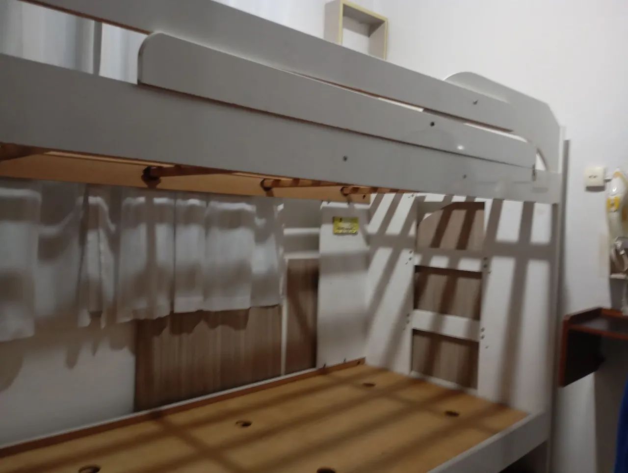 Vendo Cama Beliche, branca , bem conservada,com Colchões  - Foto 3