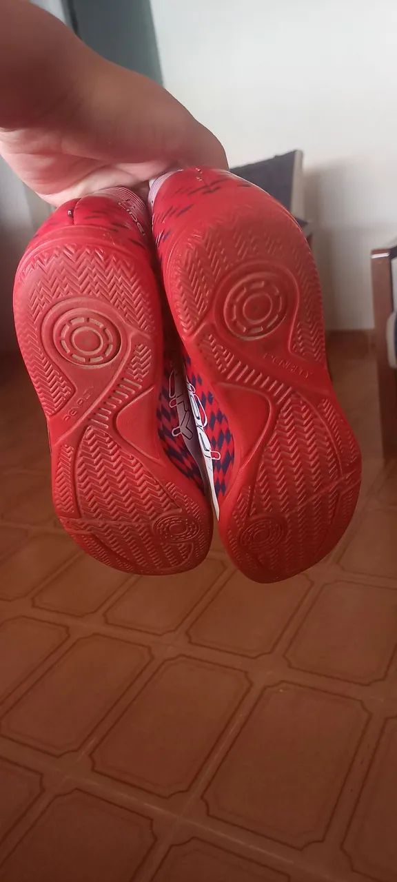 Vendo chuteira de futsal junto com caneleira. Nova usada 2 vezes - Foto 4