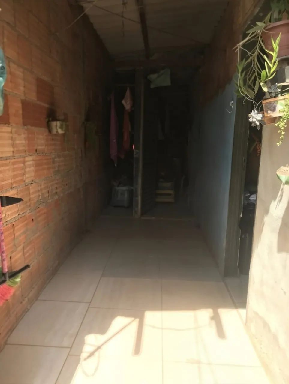 Vende se um lote com uma casa  - Foto 2