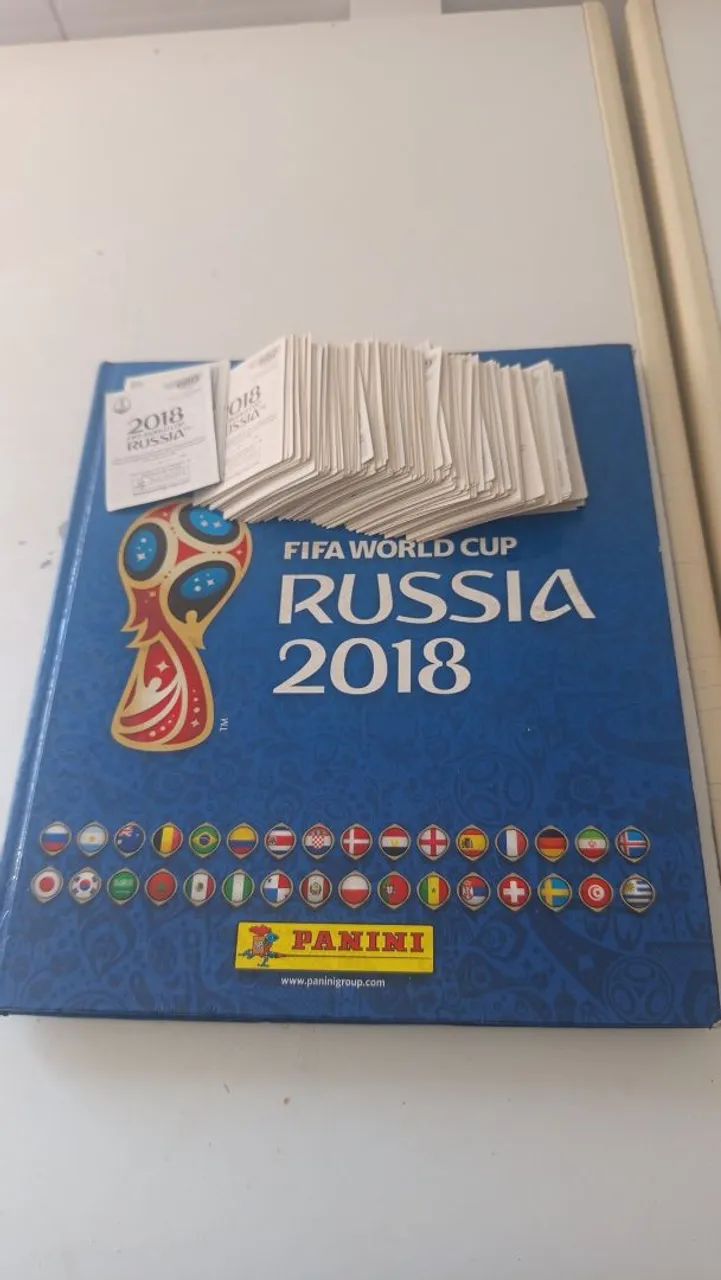 Album da copa 2018 completo com algumas figurinhas pra colar 