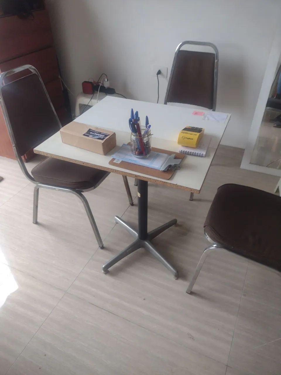 Mesa de escritório com Treis Cadeiras - Foto 2