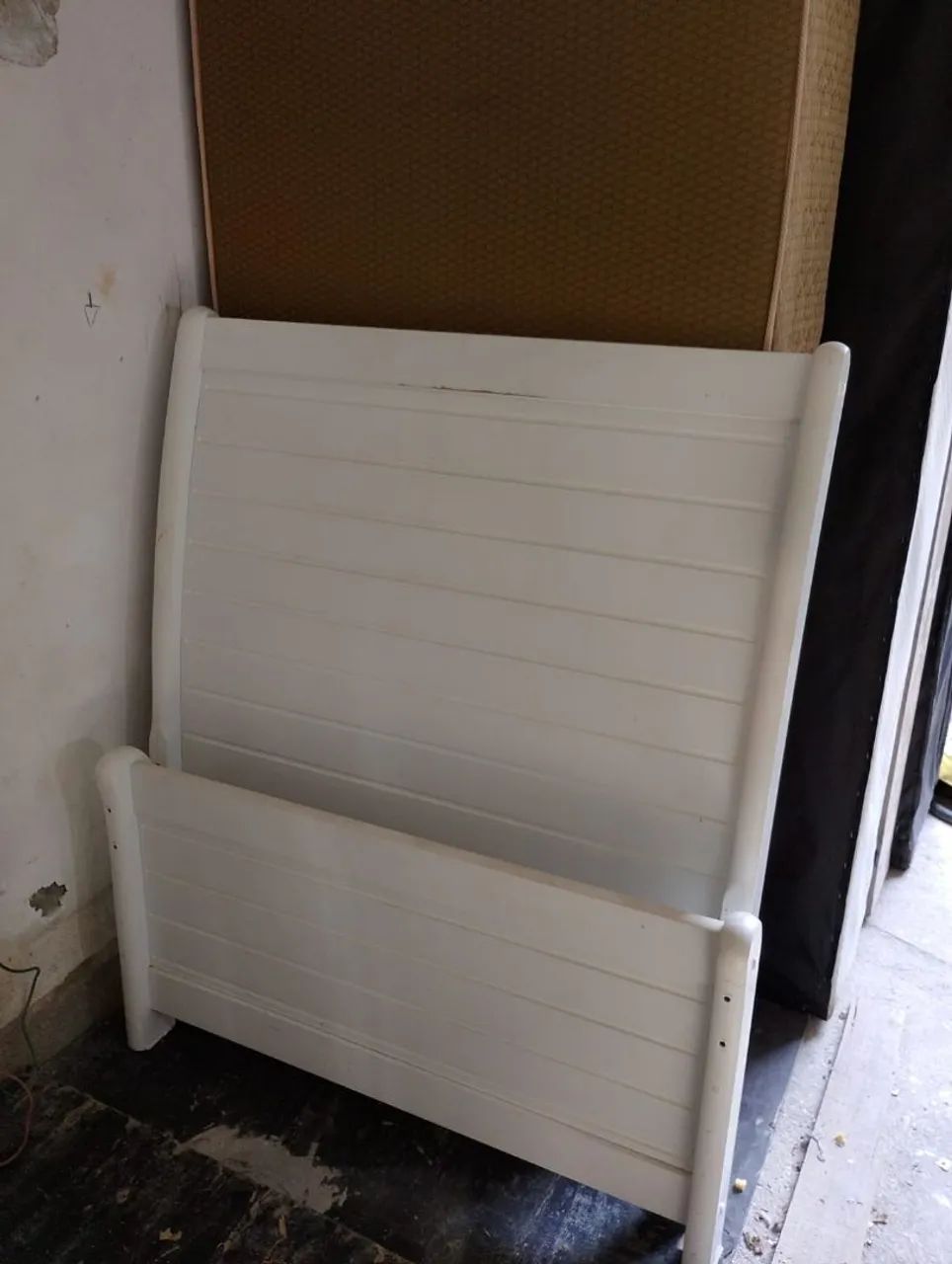Cama de madeira com colchão 