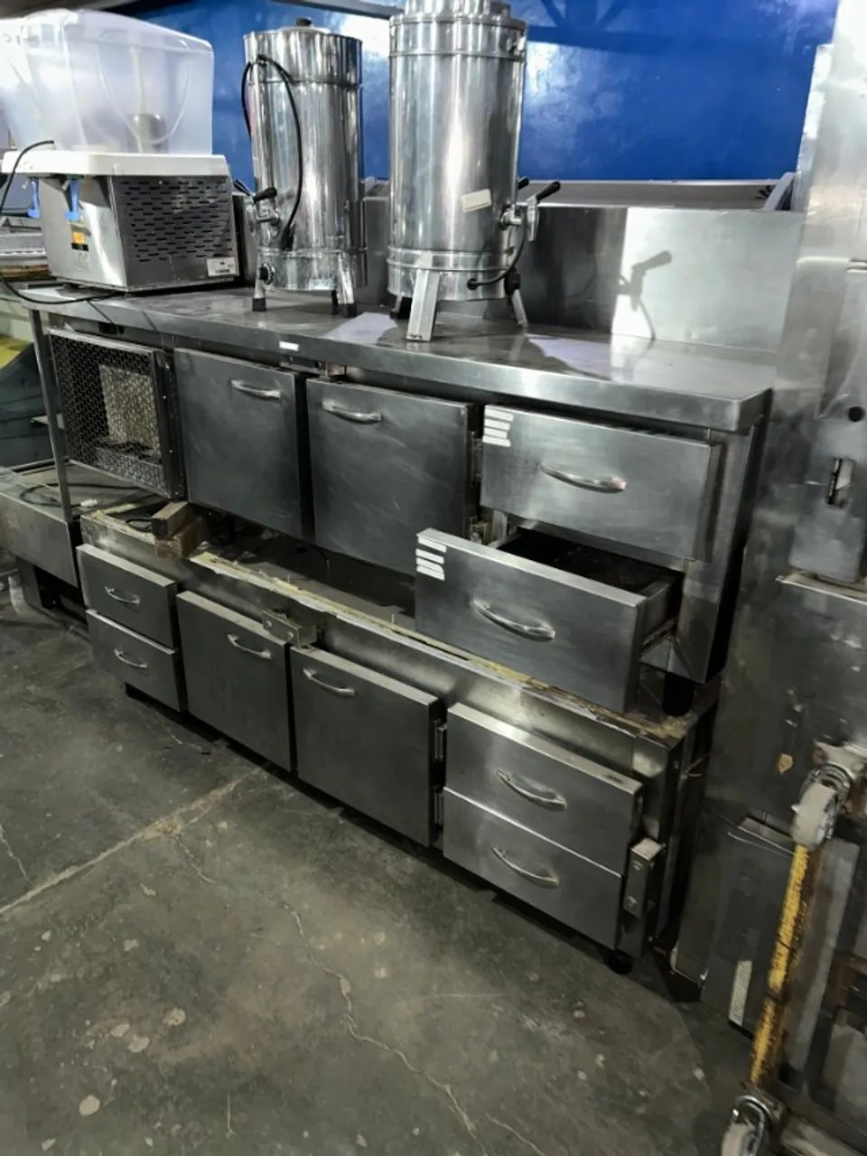 balcão inox - com portas e gavetas e espaço no tampo para cubas refrigerada