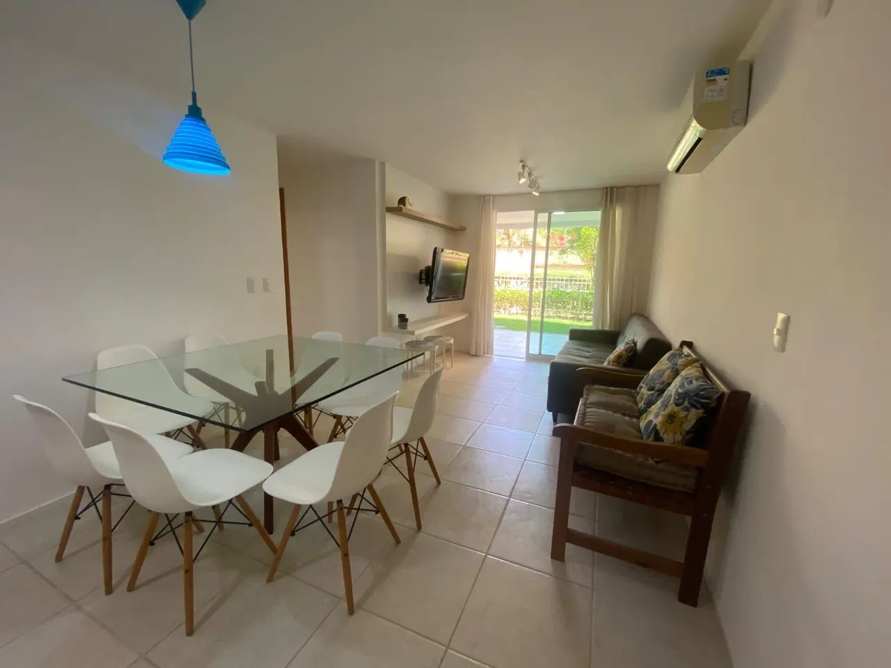 Mesa com 8 cadeiras 
