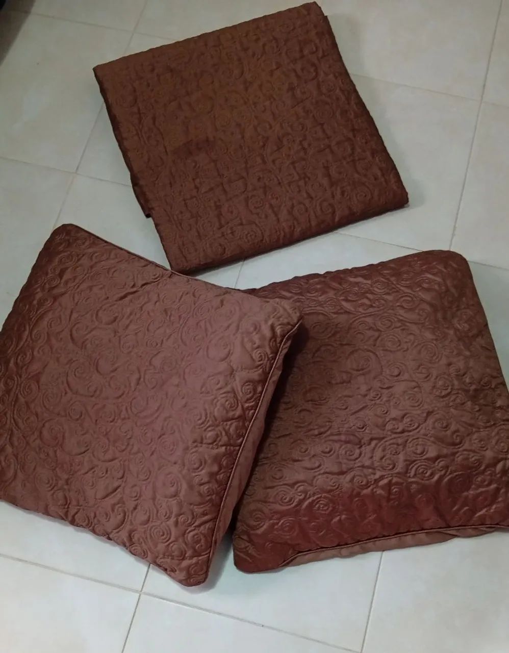 Colcha e almofadas para cama 